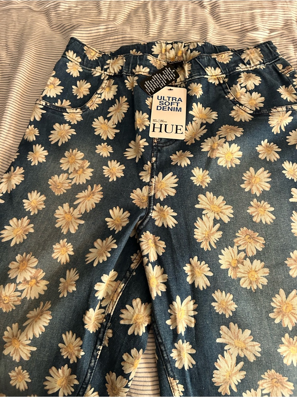 New with tags - HUE Dark Blue Denim Ankle Pants with White & Yellow Daisy Print